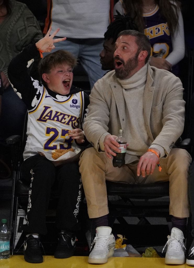 Ben Affleck disfruta de un juego de baloncesto con su hijo Samuel 