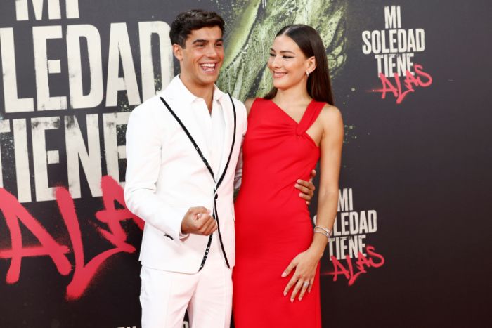 Óscar Casas con Candela González en la premiere de 'La soledad tiene alas'