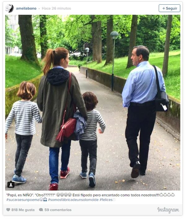 "Papá, es NIÑO". "¿Otro?" 😂😂😂😂 ¡Está flipado, pero encantado como todos nosotros! 👶🏻👶🏻👶🏻👶", escribió junto a esta foto en la que aparece anunciando a José Bono que su próximo nieto será, de nuevo, un niño. "Su cara es un poema", añadió. "Somos fábrica de un solo molde", dijo en tono de broma
