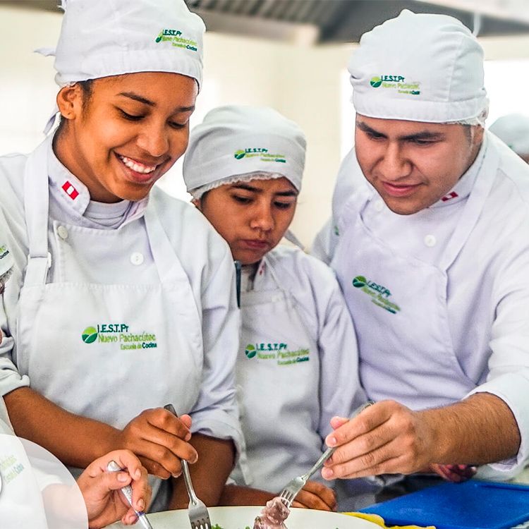 Estudiantes de cocina de la escuela Pachacútec de Lima