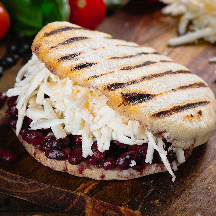 Arepas rellenas de frijoles guisados y queso rallado