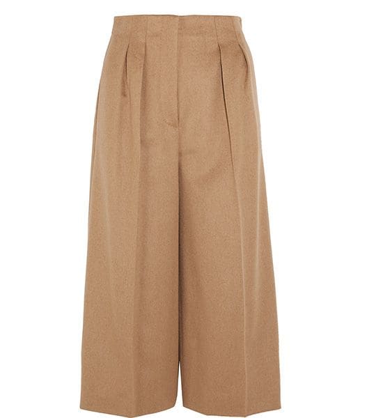 Olivia Palermo con pantalones beige