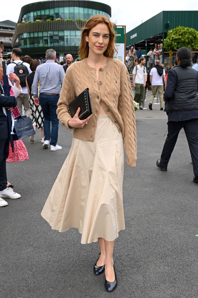 LONDRES, INGLATERRA - 10 DE JULIO: Alexa Chung, vestida de Ralph Lauren, asiste al Campeonato de Tenis de Wimbledon en el All England Tennis and Croquet Club en Wimbledon el 10 de julio de 2024 en Londres, Inglaterra. (Foto de Karwai Tang/WireImage)