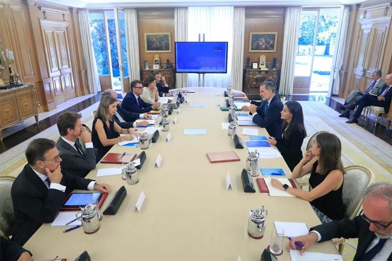 Reyes Felipe y Letizia en una reunión de la Fundación Princesa de Girona