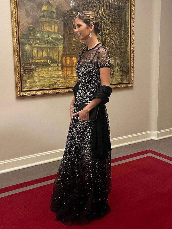 Margarita Vargas con vestido negro de lentejuelas y transparencias de Elie Saab