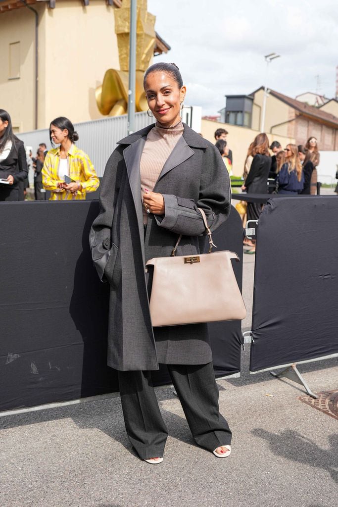 Hiba Abouk en el desfile de Fendi en Milan Fashion Week