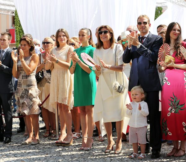 La familia Grimaldi, al completo, reunida para apoyar a Alberto en una fecha tan señalada, sus hermanas Carolina y Estefanía de Mónaco acudieron acompañadas de sus respectivos hijos
