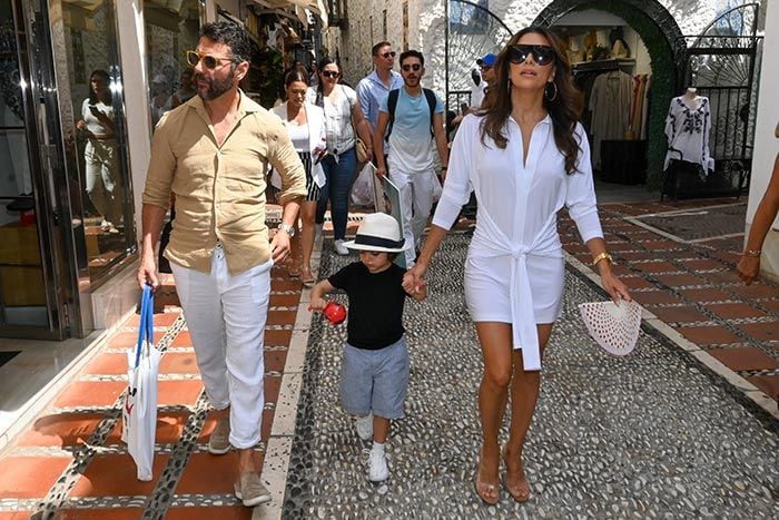 Eva Longoria, Pepe Bastón y su hijo, Santiago, en Marbella