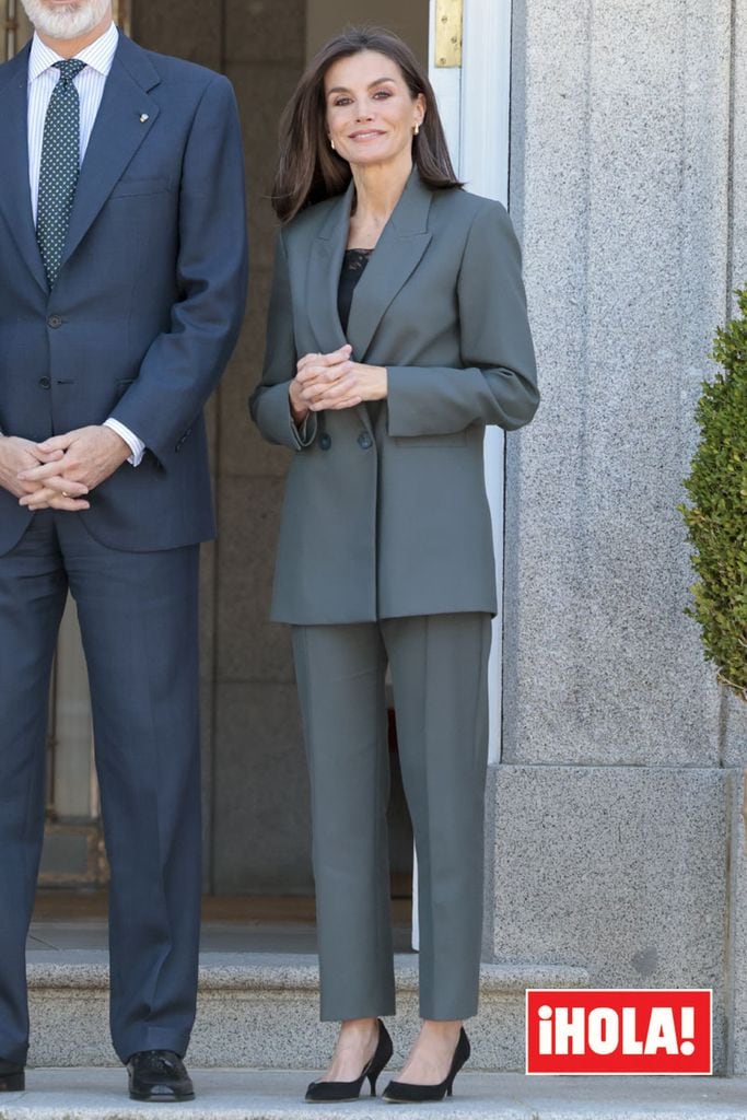 Reina Letizia traje top lencero pelo corto