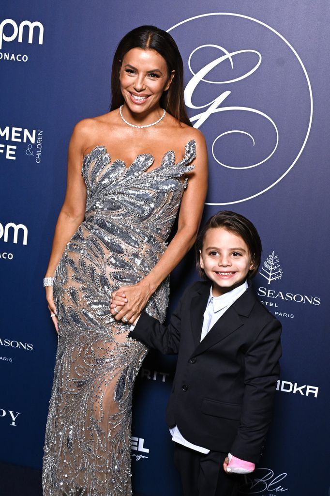 Eva Longoria con su hijo Santi en la "Global Gift Gala" en Paris el 5 de octubre de 2024