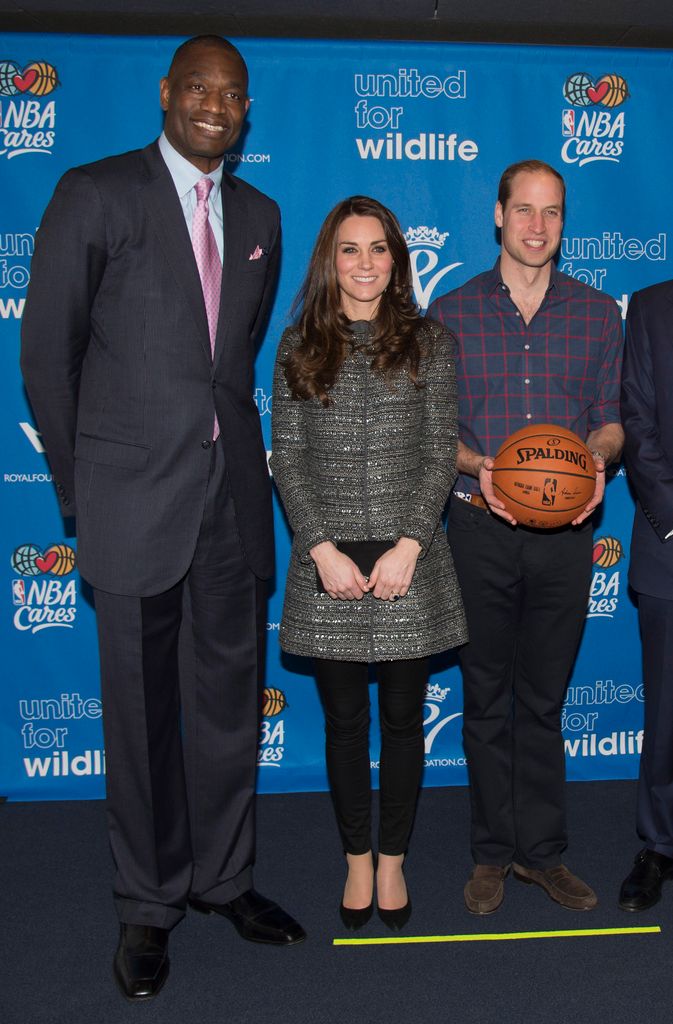 Dikembe Mutombo con los entonces Duques de Cambridge, Guillermo y Kate