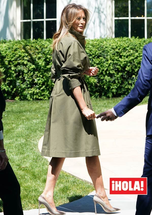 Melania Trump con vestido-gabardina