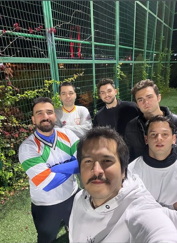 Yiğit Koçak y Cihan Şimşek, de 'Hermanos', a punto de jugar un partido de futbol junto a unos amigos