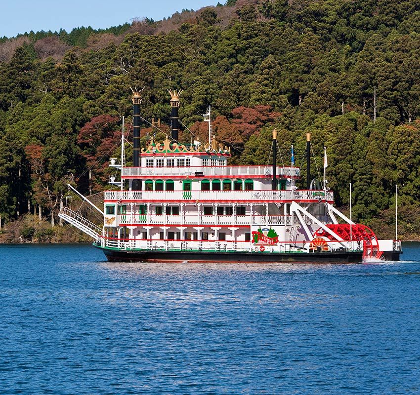 Barco turístico en el lago Ashi,  Parque Nacional Fuji-Hakone-Izu de Japón