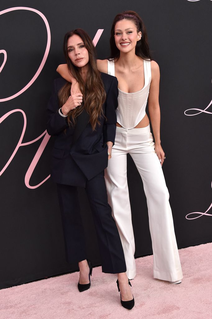 Victoria Beckham y Nicola Peltz en la premier de la película de 'Lola'