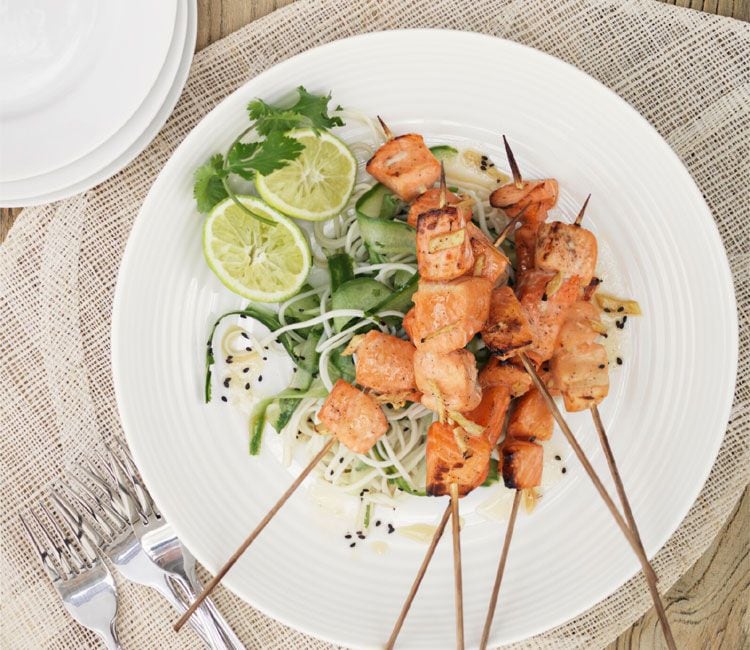 Brochetas de salmón sobre ensalada de 'noodles'