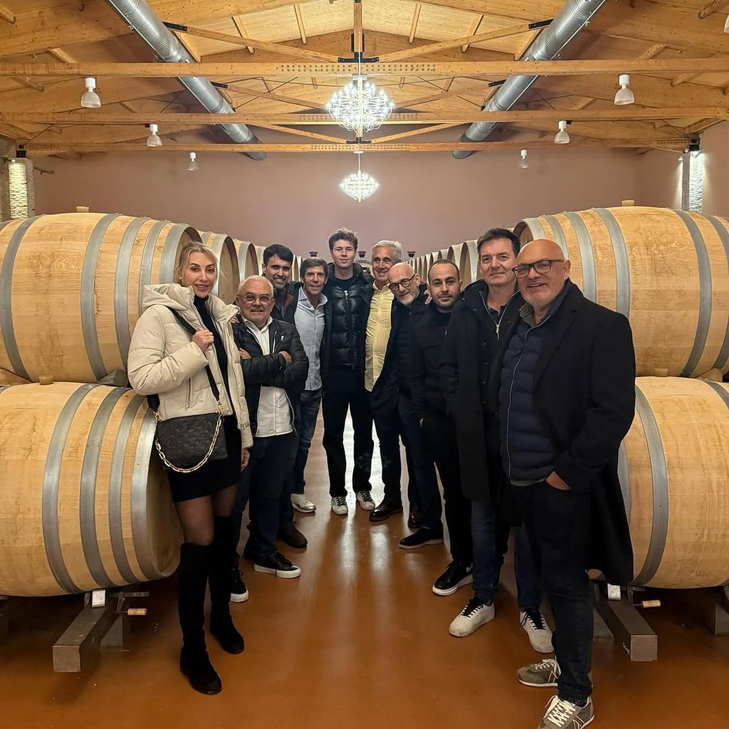 Mónica Pont y su hijo, con Javier Moro y otros empleados de las bodegas Emilio Moro