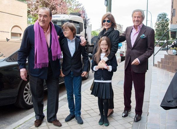 Fernando Fernández Tapias posa junto a sus hijos, Iván, de 12 años, y Alma, de siete, y Arturo Fernández, gran amigo de la familia
