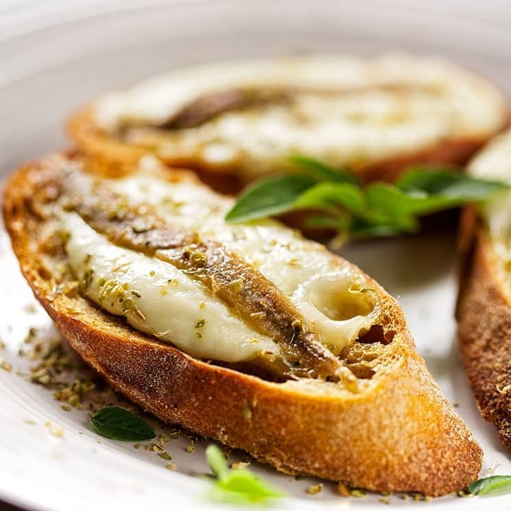 tosta de anchoa con crema de queso