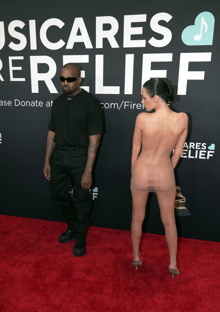 Kanye West y Bianca Censori protagonizan el momento más polémico en los Grammy 2025