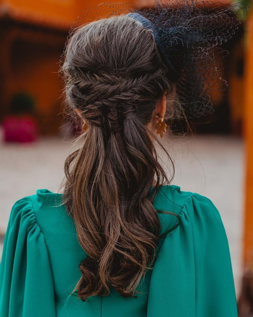 Peinados de invitada con trenzas semirrecogido