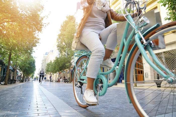 mujer montando en bicicleta