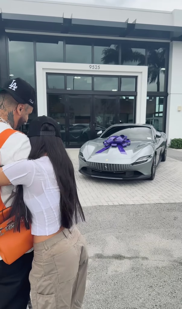 Nicky Jam sorprende a su esposa con un lujoso ferrari