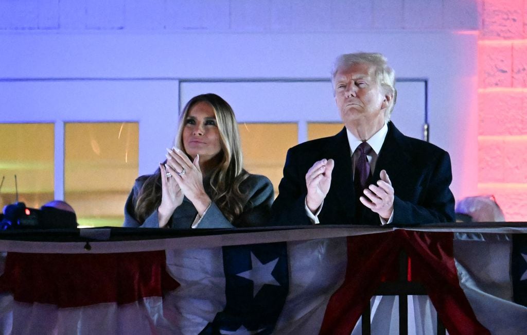 Donald y Melania Trump aplauden en el espectáculo de fuegos artificiales