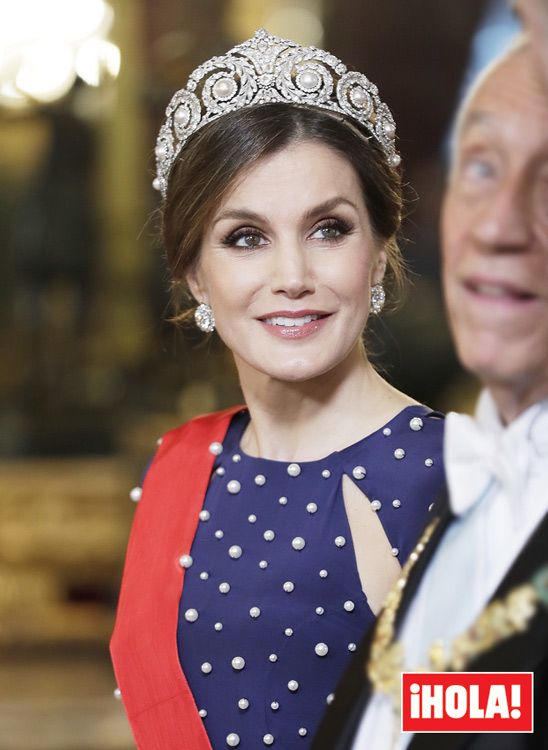 La reina Letizia estrena la tiara de Cartier en la cena de gala en honor del Presidente de Portugal