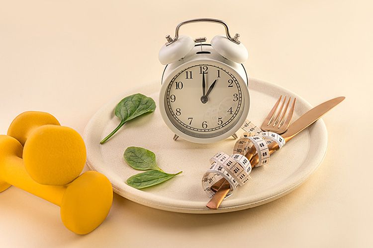 Plato, cubiertos, reloj y mancuernas