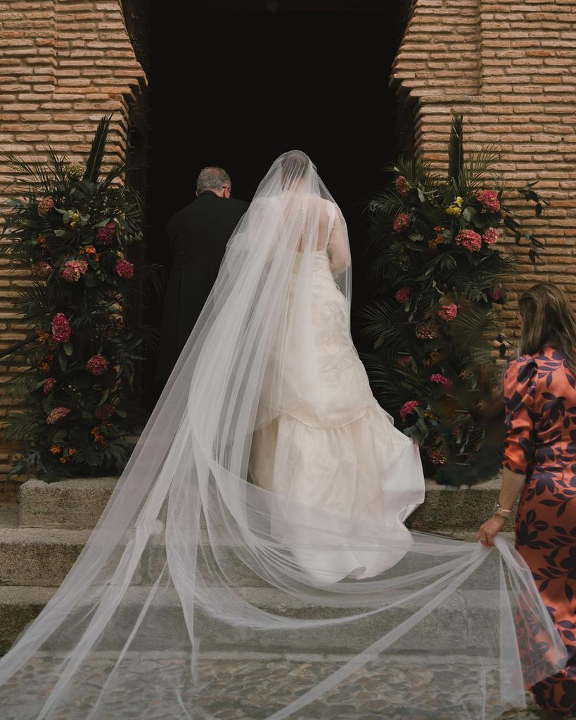 Novia entrando a la iglesia en su boda