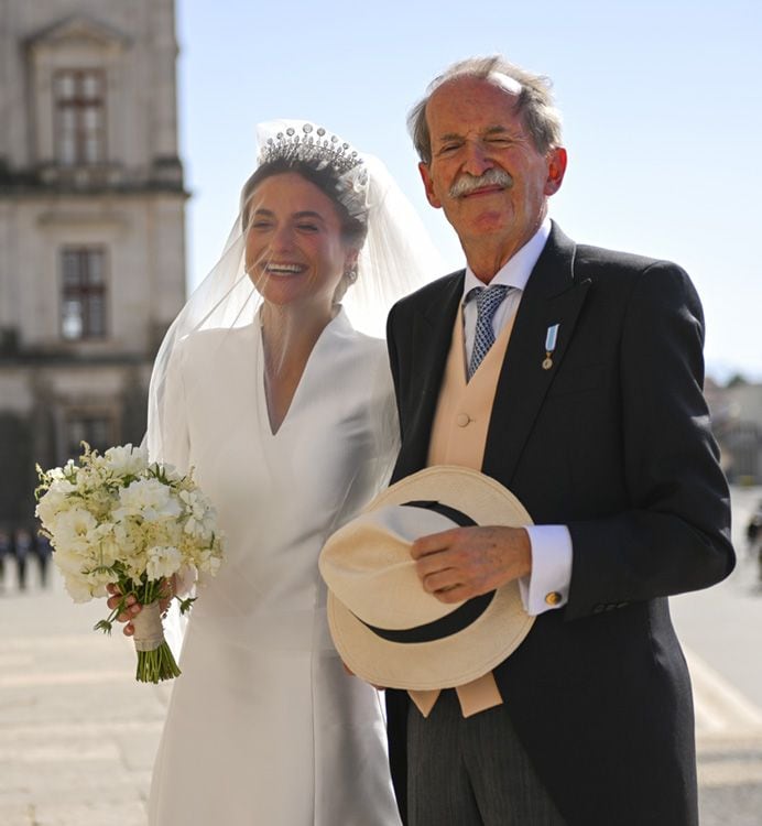 La novia y su padre posan ante la cámara