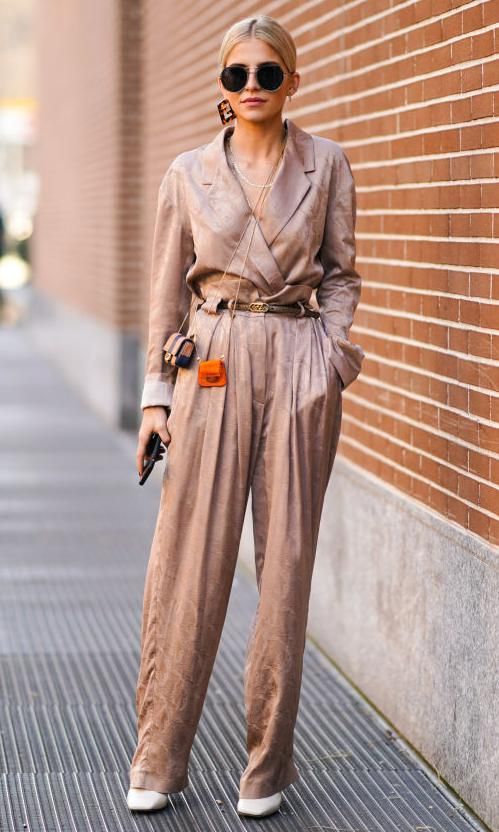 caroline daur con look monocolor de fendi