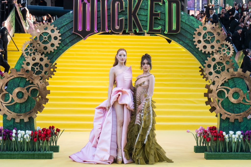 La actriz Ceci de la Cueva y Danna Paola posan en la alfombra amarilla «Wicked: Parte Uno» en el Auditorio Nacional el 11 de noviembre de 2024 en la Ciudad de México, México.