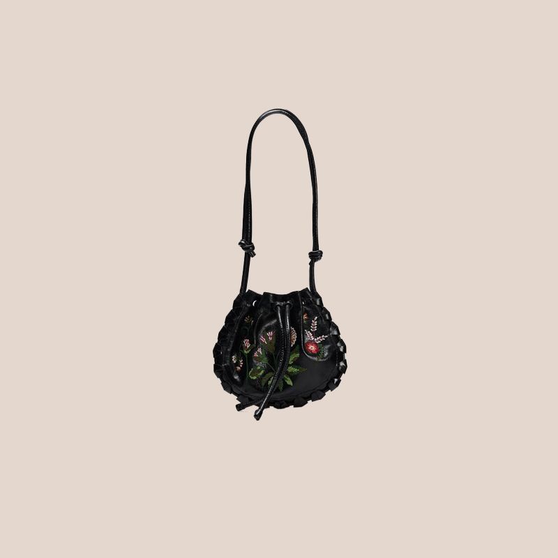 bolso negro con bordados