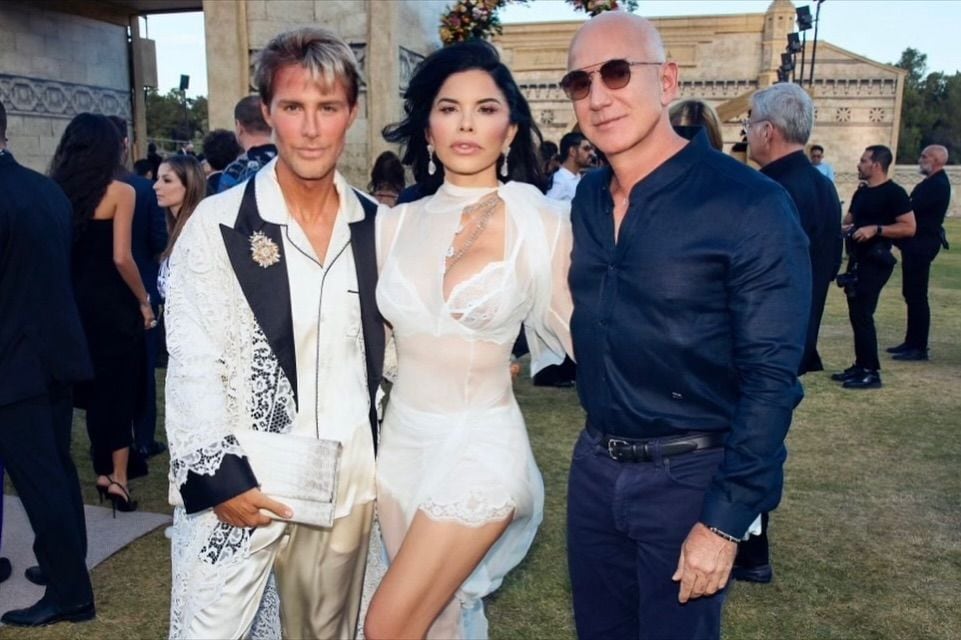 Lauren Sánchez y Jeff Bezos con Gui Siqueira tras el desfile de Dolce & Gabbana en Cerdeña