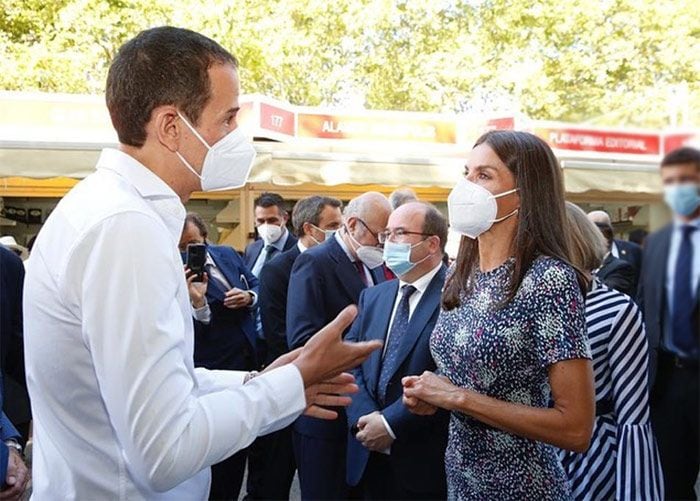 Roberto Santiago con la reina Letizia