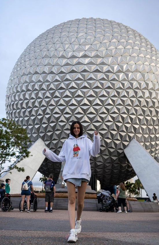 Victoria Federica con sudadera blanca y minifalda vaquera en Disney World