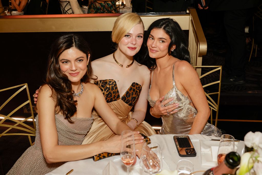 Kylie Jenner con Elle Fanning y Monica Barbaro en los Globos de Oro