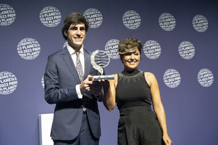 Sonsoles Ónega con el finalista del premio  Alfonso Goizueta