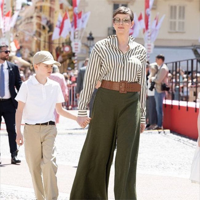 Charlene de Mónaco con pantalón 'palazzo' verde