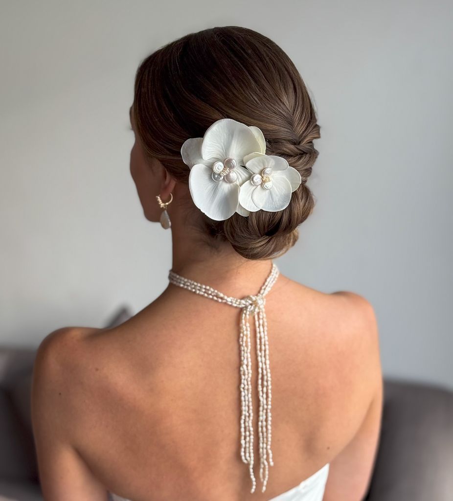 Novia con flores en el pelo orquídeas