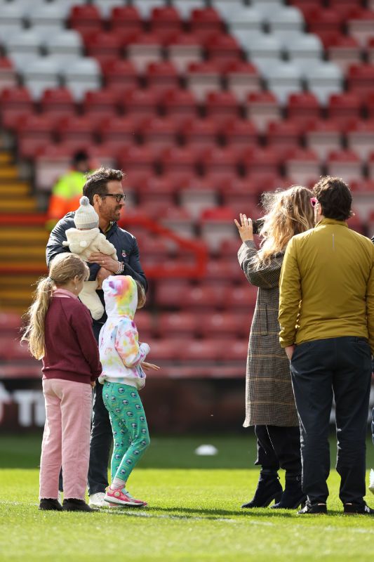 Blake Lively fotografiando a Ryan Reynolds con sus hijos