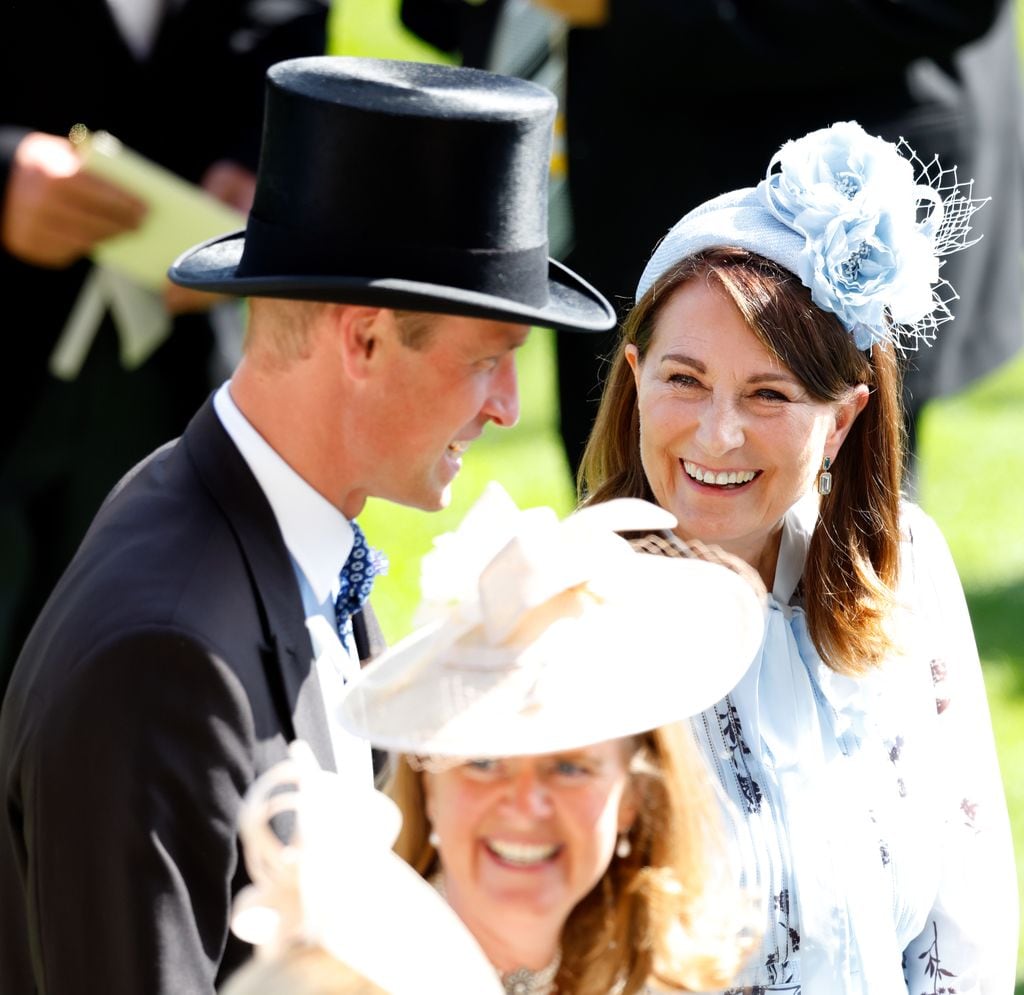 El príncipe de Gales con su suegra, Carole Middleton, en Ascot