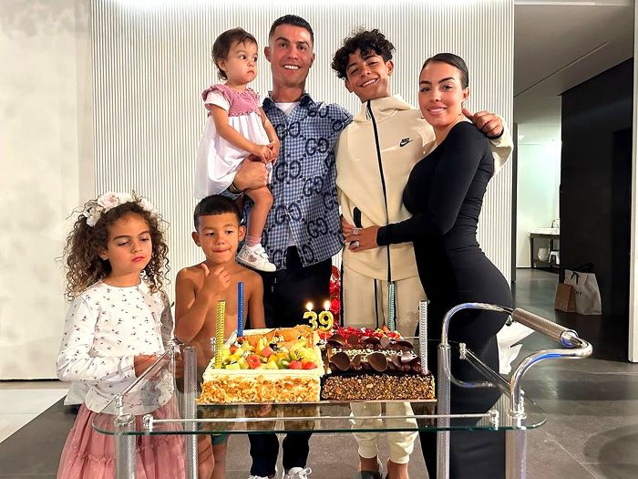 Cristiano Ronaldo y Georgina Rodríguez con sus hijos