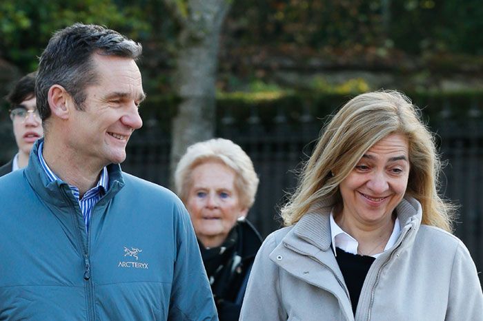 La infanta Cristina e Iñaki Urdangarin, muy divertidos durante su paseo navideño