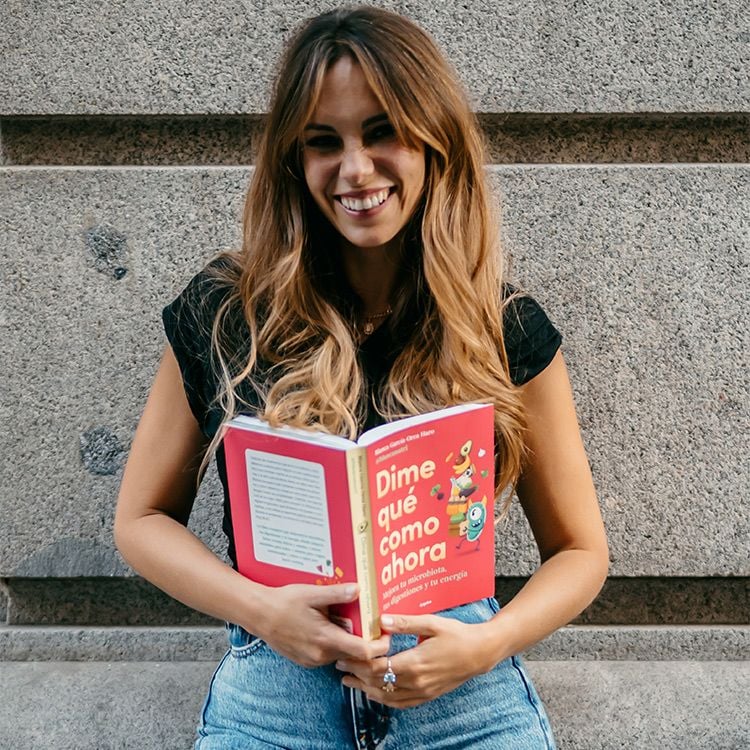 Blanca García-Orea con el libro en sus manos