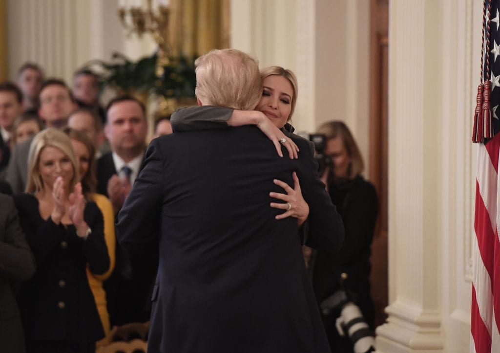 Ivanka Trump abraza a su padre en la Casa Blanca