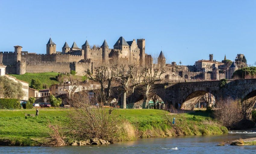 Carcassonne visto desde el puente viejo y el río