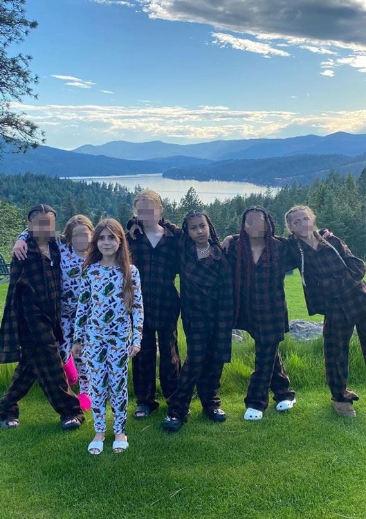 Imagen de North West con sus amigas de campamento